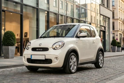 Aixam Crossover neuf garé devant une concession automobile en milieu urbain