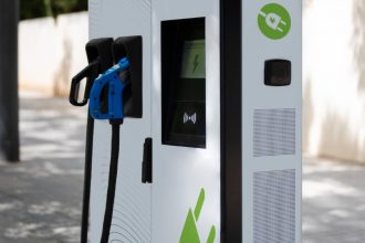 Borne de recharge à domicile ou en entreprise : quel budget prévoir en 2026 ?