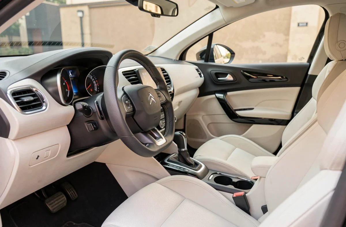 Intérieur de la Citroën C4 blanche avec finition premium, tableau de bord et sellerie en cuir à surpiqûres contrastées