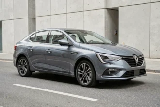 Vue extérieure trois quarts avant de la Renault Megane 2026 montrant le gabarit et les proportions de la carrosserie en milieu urbain