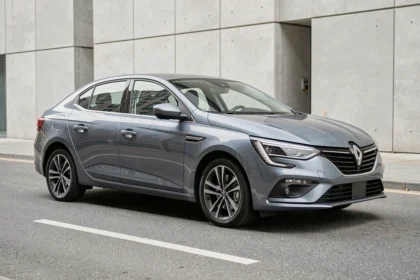 Vue extérieure trois quarts avant de la Renault Megane 2026 montrant le gabarit et les proportions de la carrosserie en milieu urbain