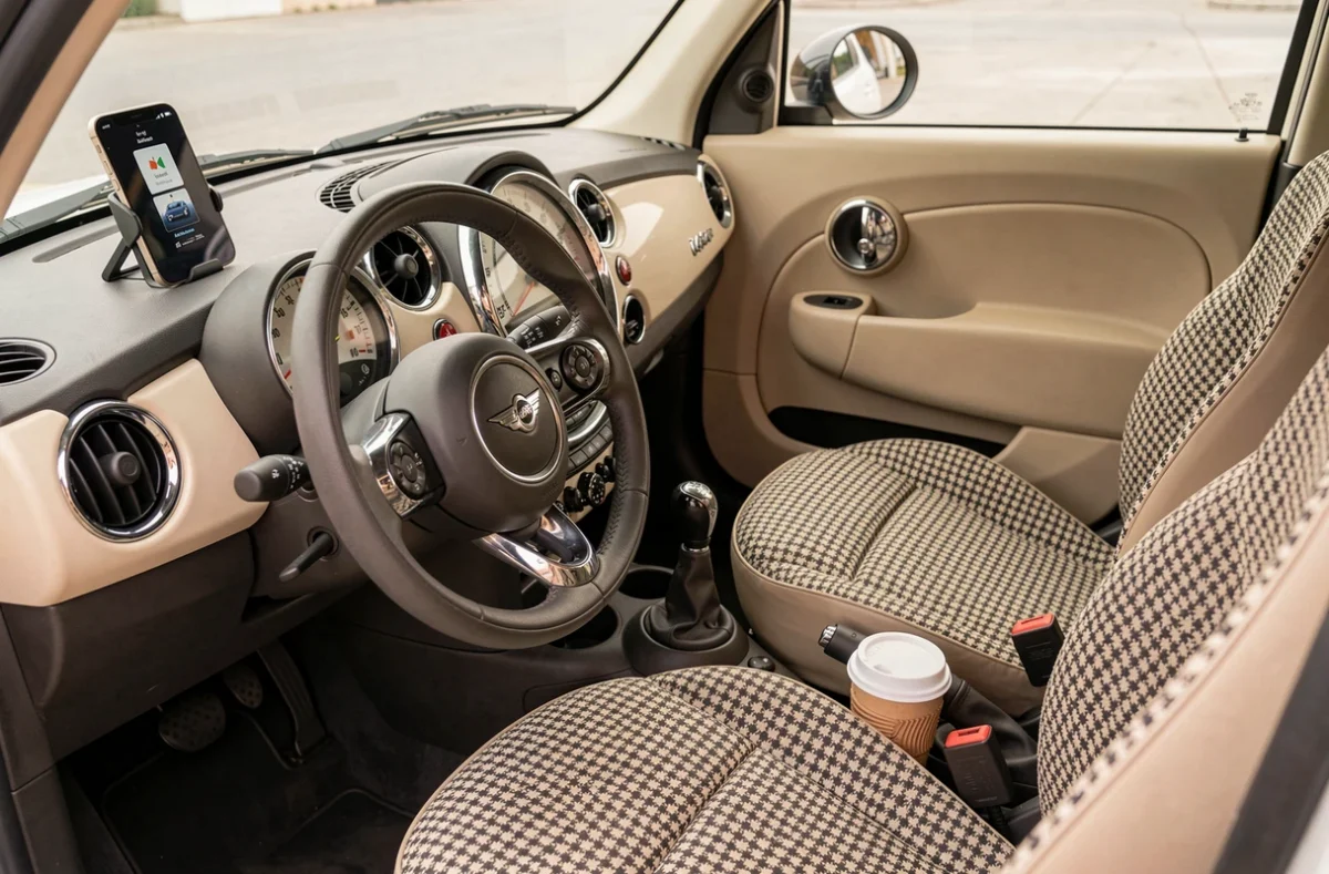Intérieur d'une voiture sans permis inspirée de la Mini Cooper avec tableau de bord rétro et sièges en tissu pied-de-poule